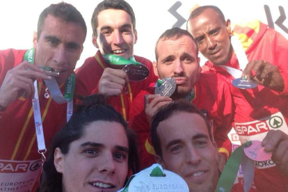 Roberto Aláiz muestra orgulloso su medalla de plata en la categoría absoluta junto al resto de sus compañeros de selección.