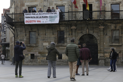 Plaza Mayor de Astorga, con la pancarta. FERNANDO OTERO