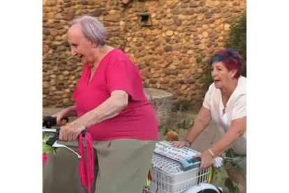 La yaya Mari Carmen junto a su hermana pequeña Encarnita. DL