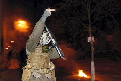 Un manifestante con una máscara de gas protesta durante la manifestación en Kiev, Ucrania. REUTERS / Kiev, Ucrania