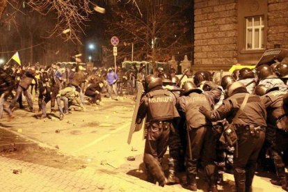 Algunos manifestantes lanzan piedras a la policía durante las protestas en Kiev, Ucrania. REUTERS / Kiev, Ucrania