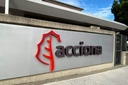Logotipo en la sede central de Acciona en Madrid. EFE