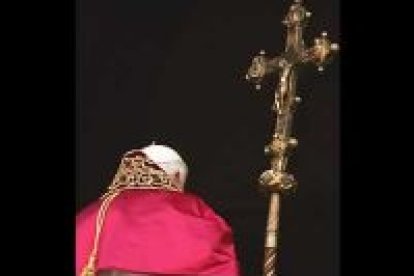 Benedicto XVI abandona el balcón de la basílica tras saludar a los fieles. Durante un día, el mundo estuvo pendiente de la elección del nuevo papa. La plaza de San Pedro acogió a miles de personas.