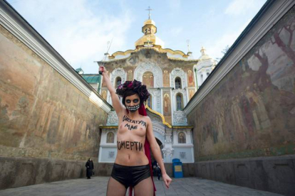 Una activista de FEMEN con el lema 