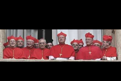 El cardenal Rouco Varela, sexto por la izquierda, junto a otros purpurados en uno de los balcones de la basílica de San Pedro.