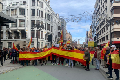 Manifestantes contra la amnistía en la sede del Ayuntamiento de León. E. F. S.