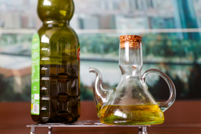Una botella y una aceitera con aceite de oliva virgen. EFE/LUIS TEJIDO