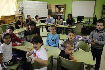 Menores con altas capacidades que forman parte de la asociación de León posan con sus padres en el colegio San Claudio.