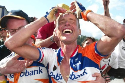 Boogerd, feliz tras la victoria de etapa en el Tour 2002.