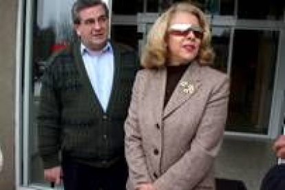 Mariano Beaumier y Aurora Rodríguez, a las puertas de la residencia de ancianos de Armunia