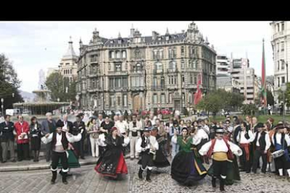 La primera cita una misa en la catedral vieja (también conocida como la iglesia de San Nicolás, frente al teatro Arriaga) oficiada por un sacerdote nacido en Matanza de los Oteros.