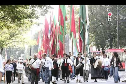 El objetivo de este encuentro es el de exaltar con la muestra más genuina del folkore de la provincia el 75 aniversario del Hogar Leonés en el Bocho.