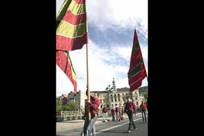 La suave brisa de un día radiante en la capital vizcaína permitió que los estandartes lucieran en todo su esplendor.