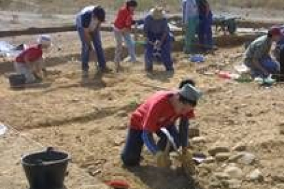 Un grupo de alumnos en las últimas excavaciones llevadas a cabo en el castro judío de La Candamia