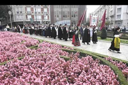 Tamboril y dulzaina, acompañaron las voces de los grupos regionales con canciones de misa típicamente leonesa, donde no faltó una ofrenda a la Virgen del Camino y su himno.