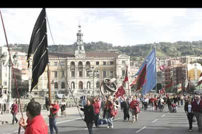 Los gestos de sorpresa se sucedieron entre los atónitos viandantes. «¡Vaya palo más grande, ¿no?!, exclamó un joven al comprobar la dimensión de los pendones.