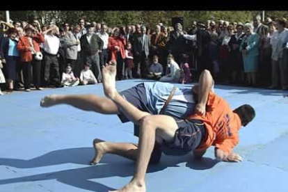 A falta de prados, la muestra de lucha leonesa se realizó sobre el caucho que se instala en los parques. Cadriladas, boleos y medianas en un combate entre desiguales: 98 kilos, frente a 60 (José J. Novoa y Alberto Marquieri).