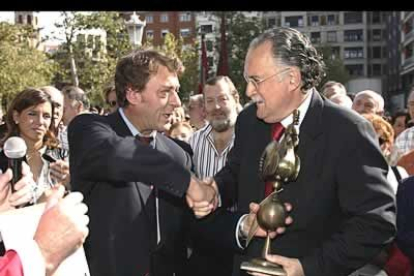 «Es lo que me faltaba en Bilbao, ¡un gallo!», exclamó el alcalde de la capital vizcaína cuando recibió una réplica del gallo de San Isidoro de manos del presidente de la Diputación, García-Prieto.