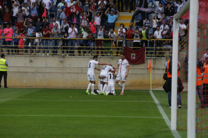 Los jugadores celebran el gol del empate, obra de Julen Colinas.