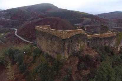 Vista parcial del castillo de Vega de Valcarce en su emplazamiento montañoso. DL