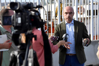 El eurodiputado de Vox Jorge Buxadé ante el Ceti de Almería. CARLOS BARBA