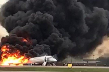Imagen del avión en llamas en el aeropuerto de Moscú.