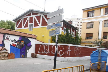 Edificio de Feve, amarillo y rojo,en abril de 2011. RAMIRO