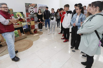 La jornada contó con una exposición vinculada con el emprendimiento en el campo y los alimentos de calidad del Bierzo. L. DE LA MATA