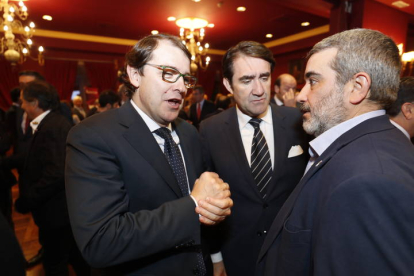 Alfonso Fernández Mañueco, Juan Carlos Suárez-Quiñones y Xosepe Vega, en el Premio Diario de León al Desarrollo Social y los Valores Humanos. RAMIRO