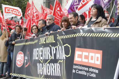 Xosepe Vega, junto a compañeros del sindicato, en una concentración frente a la Subdelegación del Gobierno para exigir que se proteja la salud de los trabajadores. RAMIRO