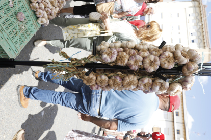 Veguellina del Órbigo celebra la Feria del Ajo. J. NOTARIO