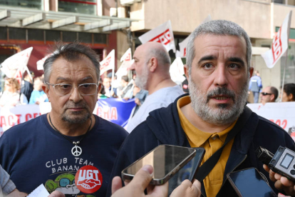 Xosepe Vega, derecha, y Enrique Reguero durante una concentración de los sindicatos ante la Federación Leonesa de Empresarios. DL