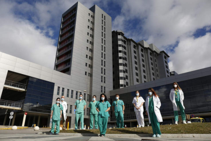 Algunos residentes del Hospital de León que han estado al frente de los equipos covid durante la pandemia. FERNANDO OTERO