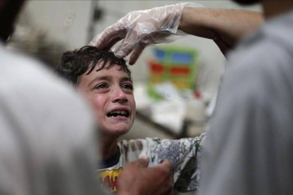 Un niño sirio herido en un bombardeo del Gobierno el pasado martes.