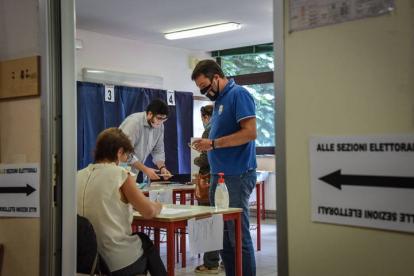 Matteo Salvini, votando. MATTEO CORNER