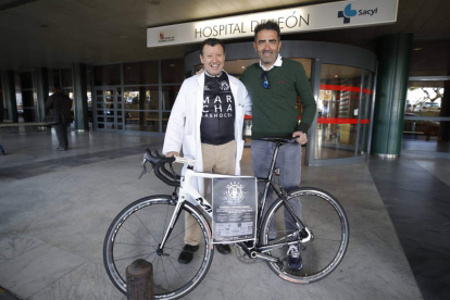 El jefe del servicio de Digestivo del Hospital de León, Francisco Jorquera, y el exciclista profesional Javier Pascual.