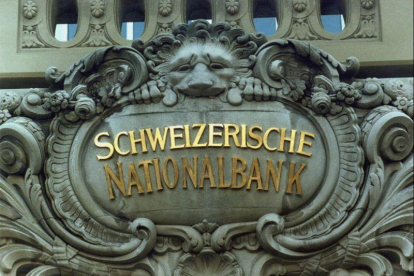 El logo del Banco Nacional de Suiza, en una sede situada en Berna.