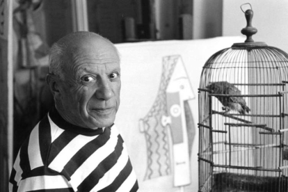 El artista Pablo Picasso en su estudio