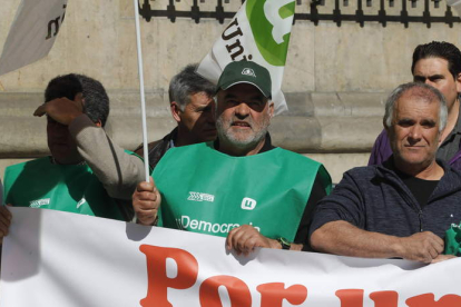 El sindicato reunió a veinte agricultores ante la Subdelegación del Gobierno. RAMIRO