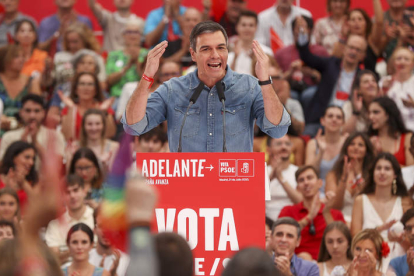 Pedro Sánchez ayer en Getafe, en el mitin de cierre de campaña del PSOE. KIKO HUESCA