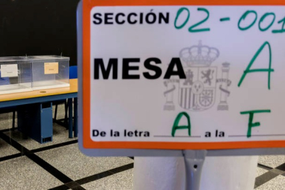 Papeletas y sobres en un colegio electoral. DAVID ARJONA