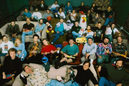 Directivos y empleados de Pixar en 1995. Abajo, John Lasseter y Steve Jobs. Sobre ellos, con la pierna entablillada, Lawrence Levy.