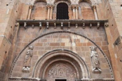En las imágenes se aprecia el grave deterioro que sufre la fachada principal de San Isidoro.