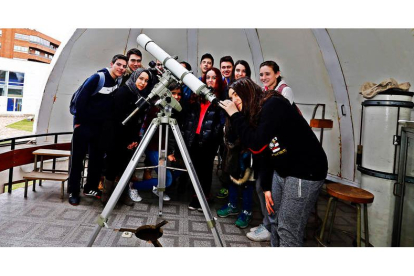 Alumnos del Instituto Padre Isla utilizaron ayer el telescopio que mañana servirá para observar el eclipse parcial de Sol .