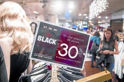 Comercios de Barcelona anuncian promociones del 'Black Friday'.