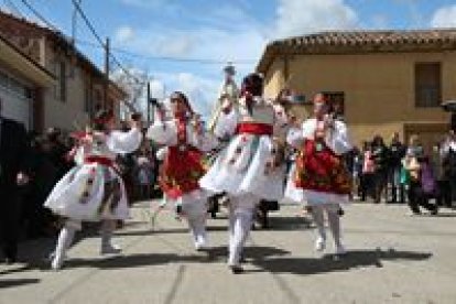 San Esteban de Nogales volvió a vivir la danza en la procesión de san Jorge, un rito cargado de tradición y simbolismo, con los almidonados trajes, las reiteradas venias y el paloteo como elementos fundamentales.