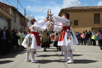 Los danzantes alternan el sonido de las castañuelas con el del cocque de los palos, en un baile que se ejecuta ante la Virgen del Rosario, patrona de la localidad.