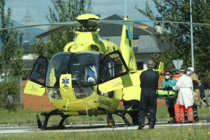 Imagen de un helicóptero del 112 en el Bierzo. L. DE LA MATA