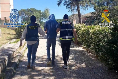 Una operación conjunta desarrollada por la Policía Nacional y la Guardia Civil ha desarticulado un grupo de la banda juvenil violenta Blood, integrado por siete personas asentadas en varios municipios del sur de la provincia de Segovia, donde residía su líder tras haber huido de Madrid al ser amenazado por una banda rival. GUARDIA CIVIL