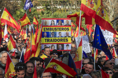 Cientos de simpatizantes asisten al acto organizado por el Partido Popular en defensa de la Constitución y de la igualdad, este domingo en el Parque del Templo de Debod, en Madrid. EFE / BORJA SÁNCHEZ TRILLO.